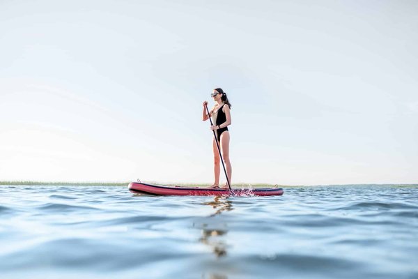 Où pratiquer le paddleboard sur des lacs turquoises en Suisse ?