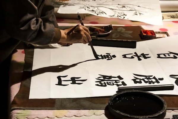 Peut-on trouver une croisière qui propose des cours de calligraphie japonaise?