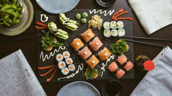 Quels appartements à Tokyo offrent des ateliers de fabrication de sushi avec un chef local?